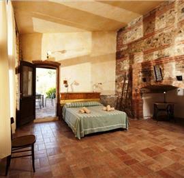 7 Bedroom Villa with Pool near Asciano, Sleeps 13